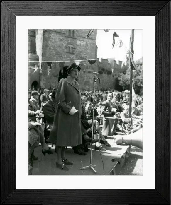 Framed Print : Land Army rally speech at Arundel Castle, May 1943 Framed Print : Land Army rally speech at Arundel Castle, May 1943