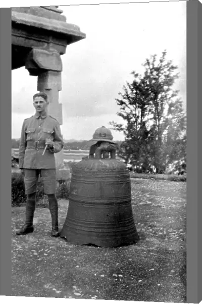 RSR 2  /  6th Battalion, Soldier with bell, India 1916
