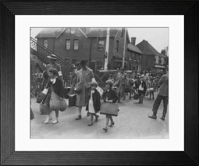 Framed Print : Evacuation Picture, September 1939 Framed Print : Evacuation Picture, September 1939