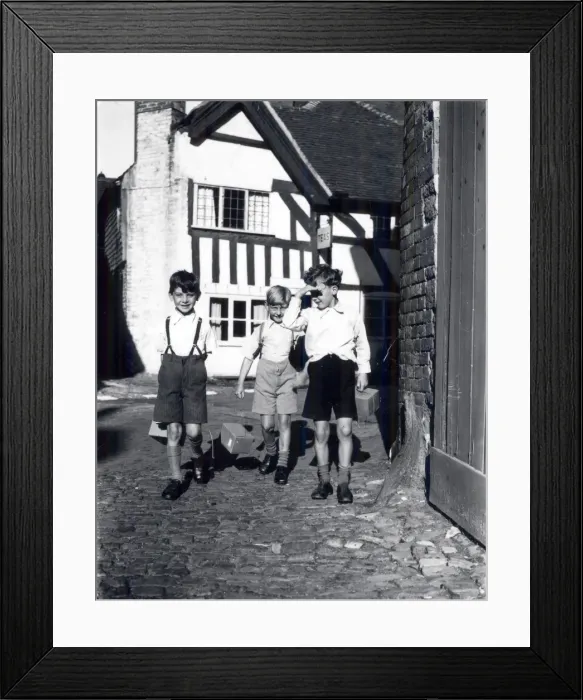 Framed Print : Three evacuees with gasmask boxes, September 1939 Framed Print : Three evacuees with gasmask boxes, September 1939