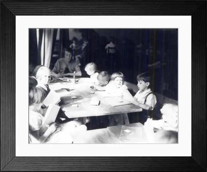 Framed Print : Evacuees having lessons at school, September 1939 Framed Print : Evacuees having lessons at school, September 1939