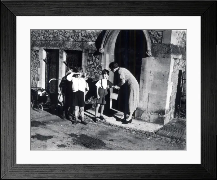 Framed Print : Evacuees outside church, September 1939 Framed Print : Evacuees outside church, September 1939