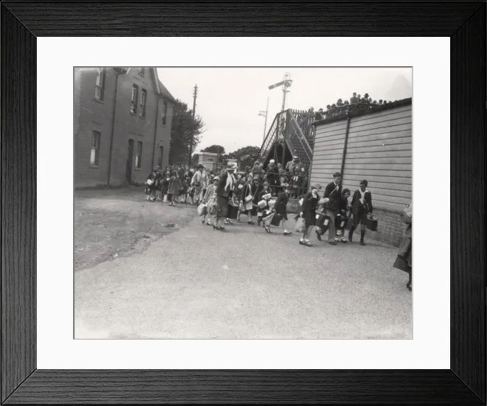 Framed Print : Evacuees approaching railway station, September 1939 Framed Print : Evacuees approaching railway station, September 1939