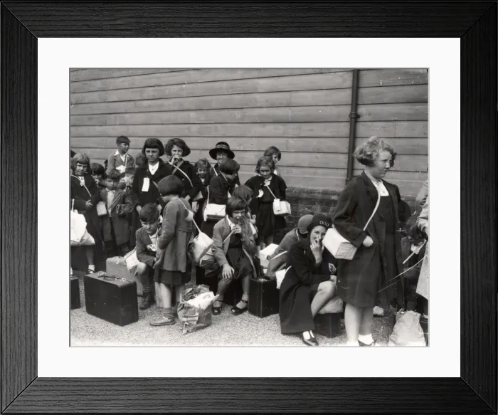 Framed Print : Children waiting to be evacuated, July 1939 Framed Print : Children waiting to be evacuated, July 1939