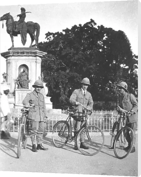 RSR 2  /  6th Battalion, Group by Maharajas statue, Bangalore