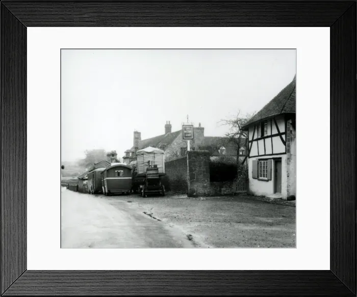 Framed Print : By The Masons Arms, Petworth - November 1947 Framed Print : By The Masons Arms, Petworth - November 1947