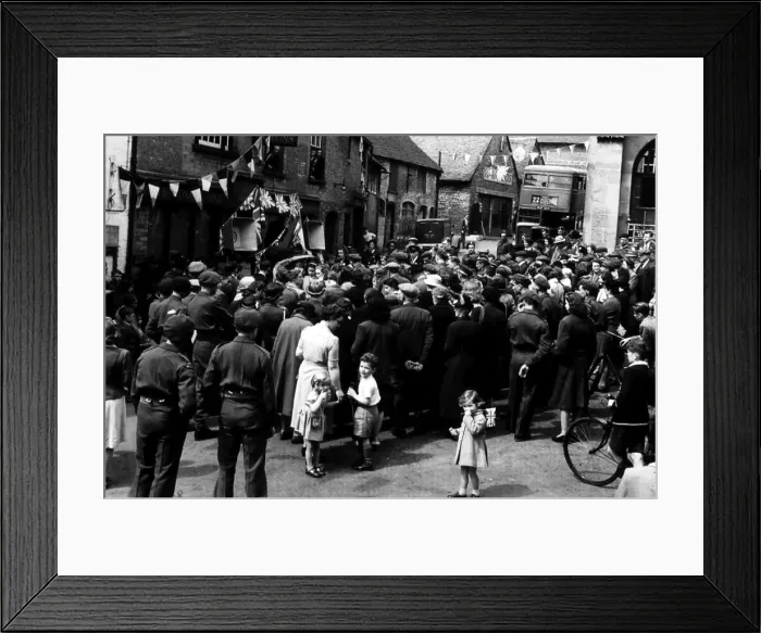 Framed Print : VE Day celebrations in Petworth, 8 May 1945 Framed Print : VE Day celebrations in Petworth, 8 May 1945
