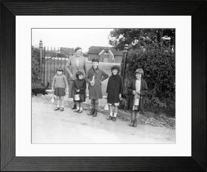 Framed Print : Judge at London Dairy Show with children Framed Print : Judge at London Dairy Show with children
