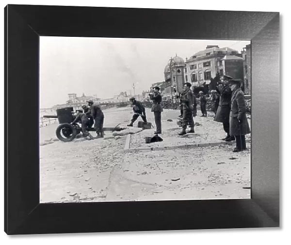 Gun crew in action on the Esplanade, Bognor Regis 1940