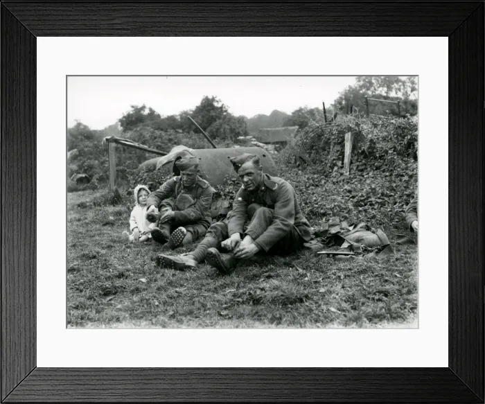 Framed Print : Lewis Gunners. East Yorks Regiment sitting talking to young child, August 1936 Framed Print : Lewis Gunners. East Yorks Regiment sitting talking to young child, August 1936
