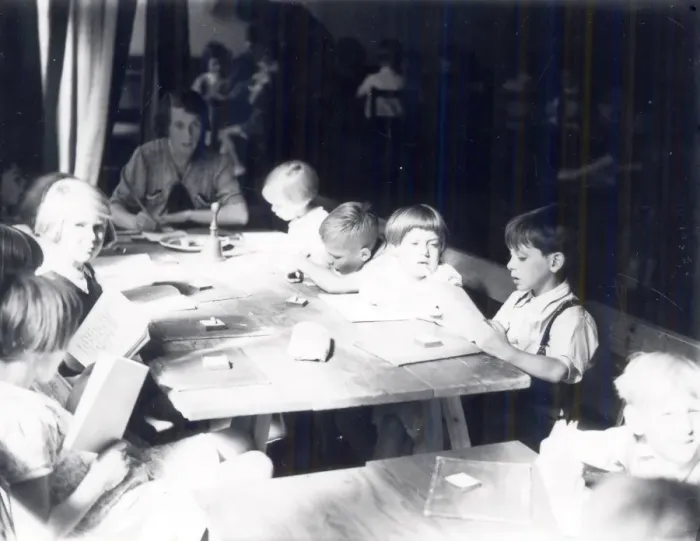 Framed Print : Evacuees having lessons at school, September 1939 Framed Print : Evacuees having lessons at school, September 1939