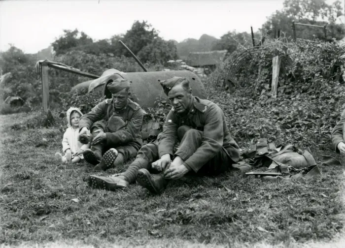 Framed Print : Lewis Gunners. East Yorks Regiment sitting talking to young child, August 1936 Framed Print : Lewis Gunners. East Yorks Regiment sitting talking to young child, August 1936