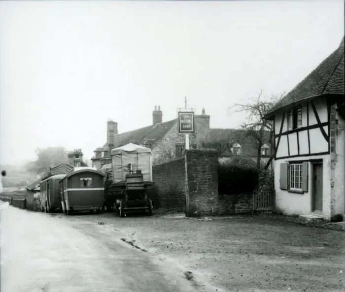 Framed Print : By The Masons Arms, Petworth - November 1947 Framed Print : By The Masons Arms, Petworth - November 1947