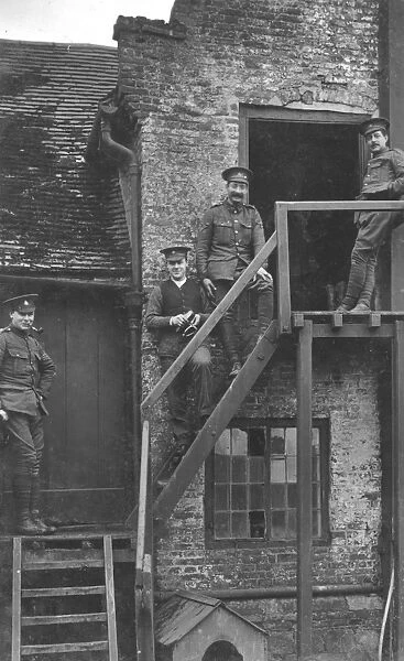 RSR 16th Battalion, Sussex Yeomanry, soldiers on dilapidated building