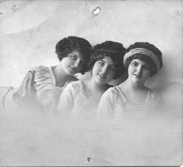 RSR 2  /  6th Battalion, Three ladies, 1915
