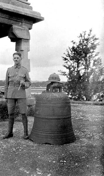 RSR 2  /  6th Battalion, Soldier with bell, India 1916
