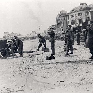 Gun crew in action on the Esplanade, Bognor Regis 1940