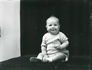 Images Dated 14th August 2013: 1940s portrait of a smiling baby