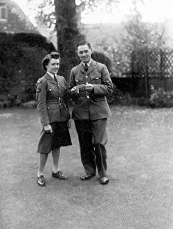 Images Dated 2nd April 2015: Air Force couple - about 1942