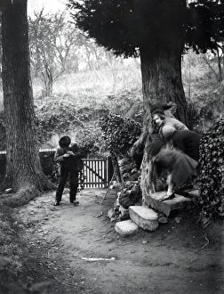 Images Dated 25th July 2013: Four girls watching a country man lighting his pipe at Upperton, December 1935