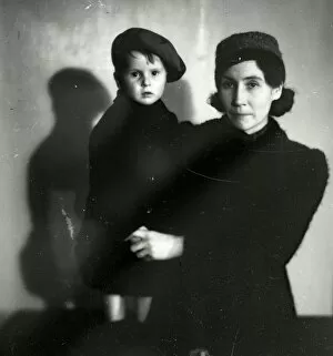 Images Dated 2nd April 2015: Portrait of a mother and child -December 1941