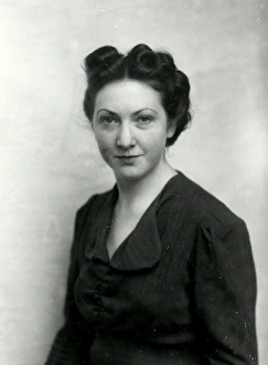 Fashion Prints: Portrait of a young woman - October 1939