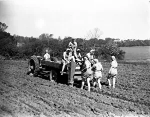 People Collection: Potato planting at Todhurst, Kirdford with Land Girls, May 1943
