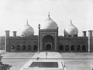 Images Dated 30th January 2015: RSR 2 / 6th Battalion, Mosque opposite Fort Lahore 1917-18