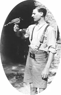 Images Dated 17th March 2015: RSR 2 / 6th Battalion, Soldier with bird, India