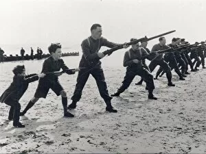 Images Dated 29th April 2009: Soldiers training with rifles and bayonets on the beach [1940]
