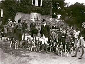 Images Dated 3rd October 2014: Storrington Beagles Hunt, Swan, Fittleworth, March 1938