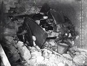 Images Dated 9th April 2015: Tank crashed into house - May 1943