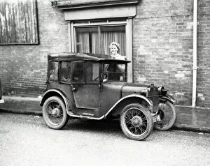 Images Dated 9th April 2015: Vintage car parked in Horsham - February 1943